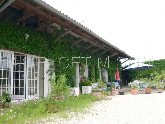 Façade principale donnant sur cour et jardin